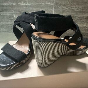 Donald Pliner Wedge Sandel - Black/Multi